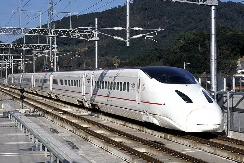L'express limite Tsubame sur la ligne Tokyo-Kagoshima, symbole du luxe ferroviaire d'apres-guerre dans le sud du Japon