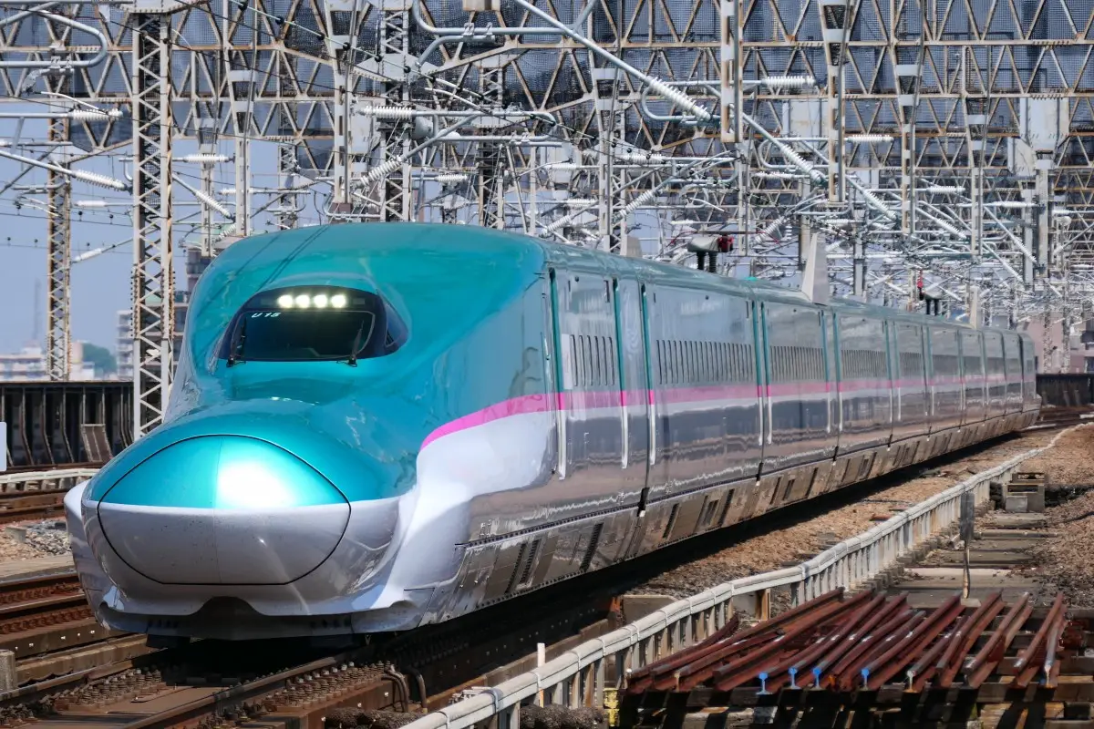 L'express limite Yamabiko traversant les montagnes du Tohoku entre Tokyo et Sendai
