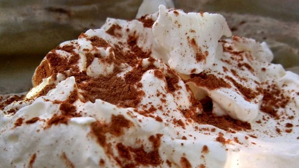 Panna montata al cacao: creatività e precisione nella cucina pop asiatica